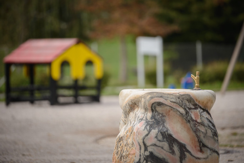 <p>
	 Pitnik na otroškem igrišču; Foto: Artinfoto.si
</p>