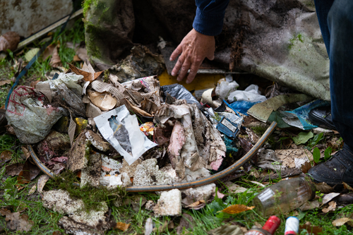 <p>
	 Med odpadki so prevladovale škatlice od cigaret, embalaža od pijač ter kartonska in papirnata embalaža.<br>

	<br>
	 foto: Luka Šparl
</p>