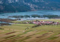 <p>
	 Do sedaj je bilo na seznam mednarodno pomembnih lokalitet vključenih več kot 1.600 mokrišč, med njimi tudi tri slovenska: Cerkniško jezero z okolico (na forografiji), Sečoveljske soline in Škocjanske jame.
</p>
<p>
	 Foto: Tine Šubic (Arhiv NRP)
</p>