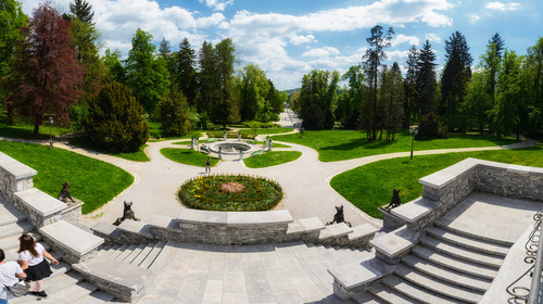 <p>

	<a>Plečnikova promenada - park Tivoli</a> je med letoma 1921 in 1939 preuredil znameniti arhitekt Jože Plečnik.<br>
</p>
<p>
	 Foto: Artinfoto.si
</p>