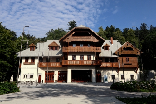 <p>
	 Hotel Tivoli - meščani so stavbo zaradi značilne in privlačne arhitekture poimenovali
</p>
<p>

	<a>Švicarija.</a>
</p>
<p>
	 Foto: Luka Šparl<br>
</p>